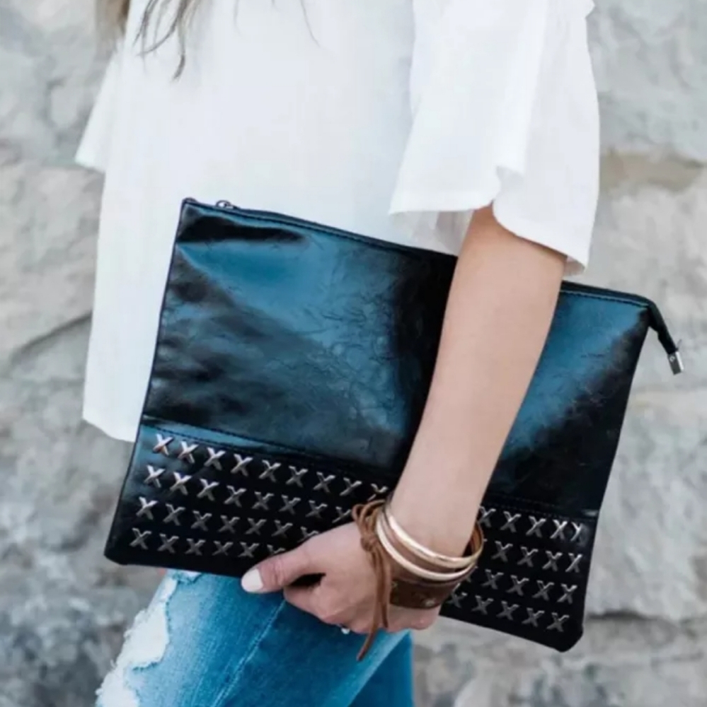 Studded clutch